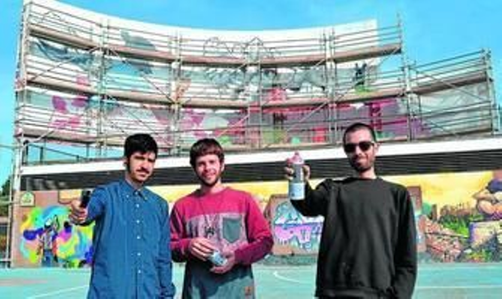 Los autores de la obra que se podrá contemplar en toda su magnitud en breve, manos a la obra en el botellódromo.