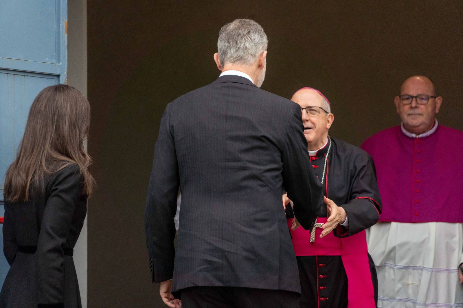 Fotografías de la llegada de los reyes Felipe VI y Doña Letizia al funeral por las víctimas de Adamuz en Huelva