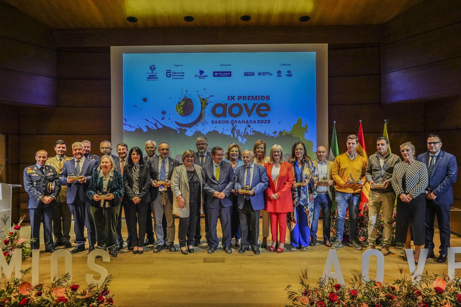 Foto de familia de los ganadores junto a los representantes institucionales.