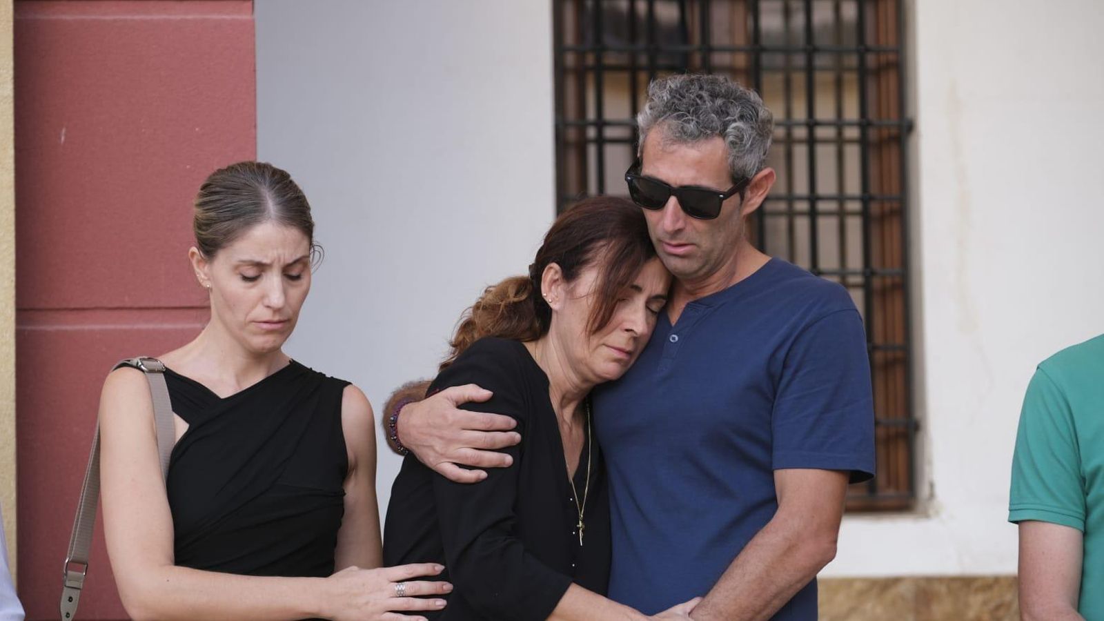 La familia, completamente abatida.