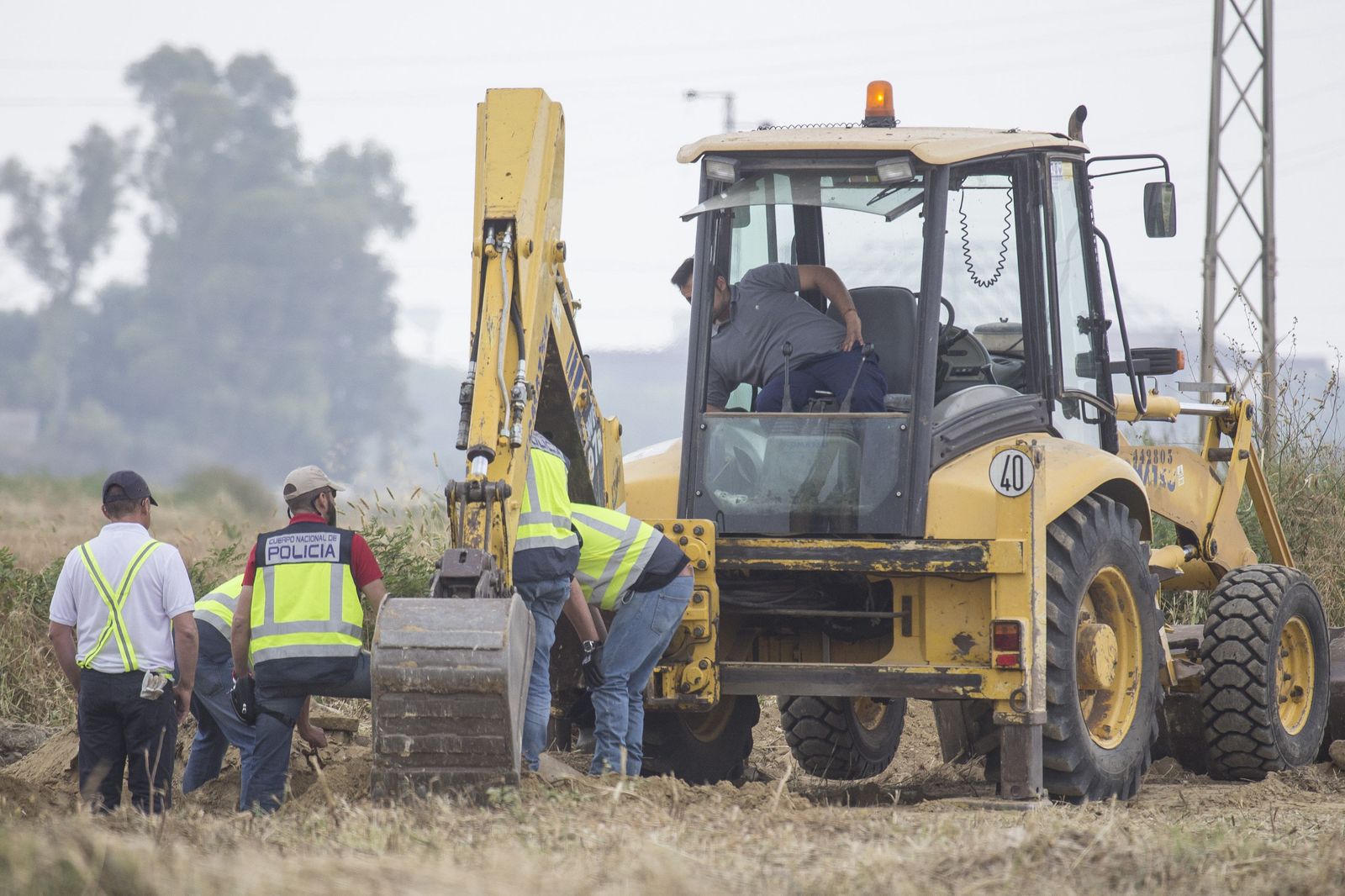 Una excavadora en el lugar de la búsqueda.