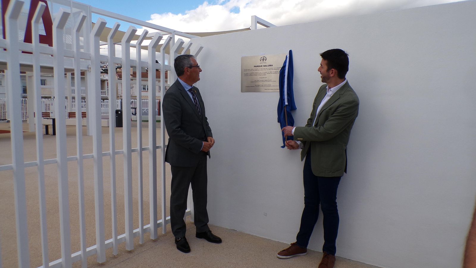 El alcalde del municipio, Francisco Salado, acompañado por el concejal de Urbanismo, Miguel Ángel Gutiérrez, descubriendo la placa conmemorativa