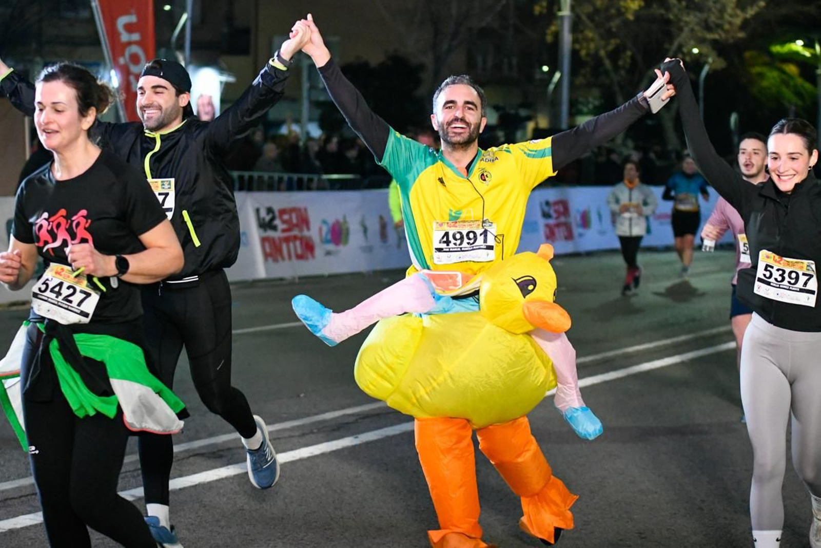 En imágenes: búscate en tu llegada a meta de la Carrera de San Antón 2025 (12)