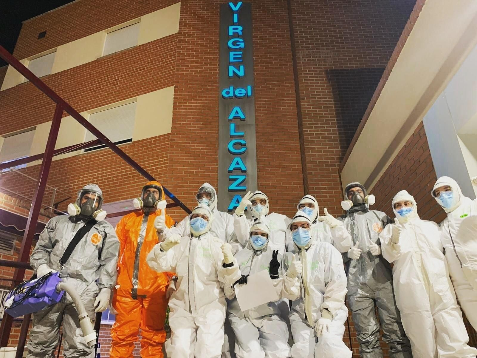 Trabajadores del Hospital Virgen del Alcázar de Lorca (Murcia) posando este lunes para los periodistas durante un curso de formación.