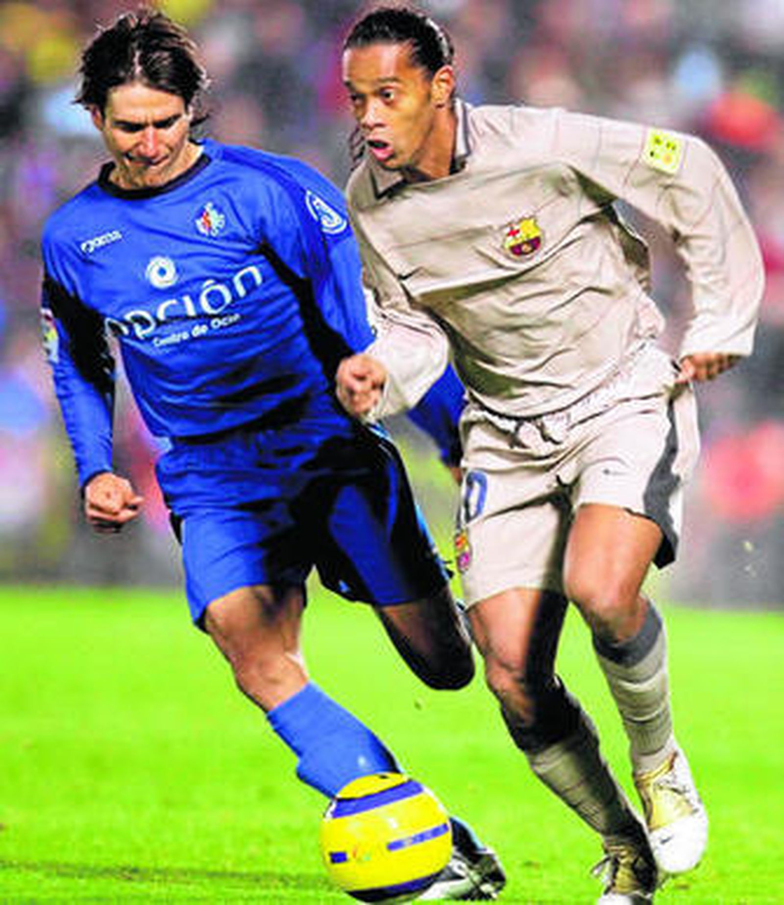 Pachón, pugnando con Ronaldinho en su etapa como jugador del Getafe.