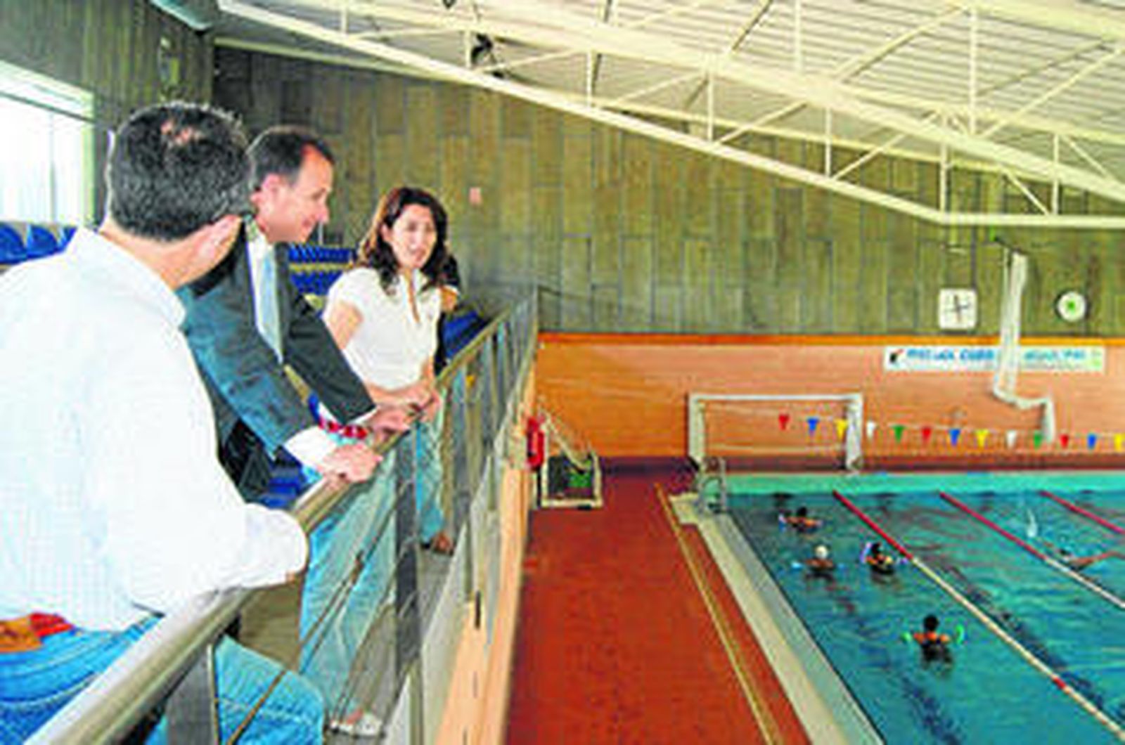 El alcalde en la piscina municipal con los miembros de la lista socialista, Jerónimo Andreu y Carmen Segura.