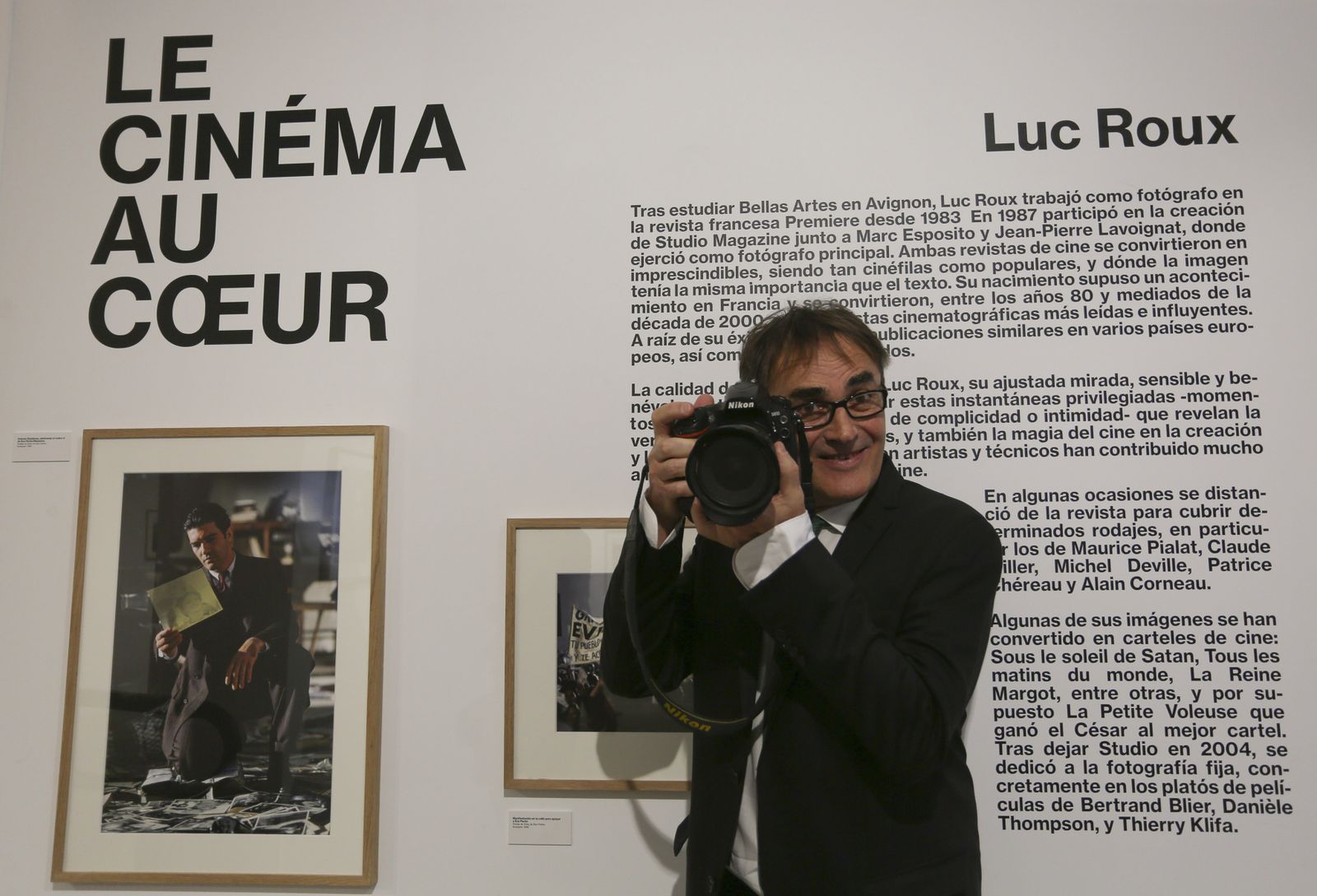 El fotógrafo Luc Roux con su cámara junto a una instantánea de Antonio Banderas.