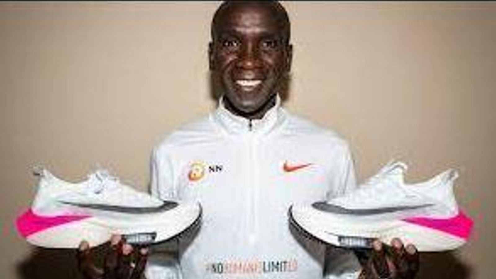 El atleta, con sus tenis.