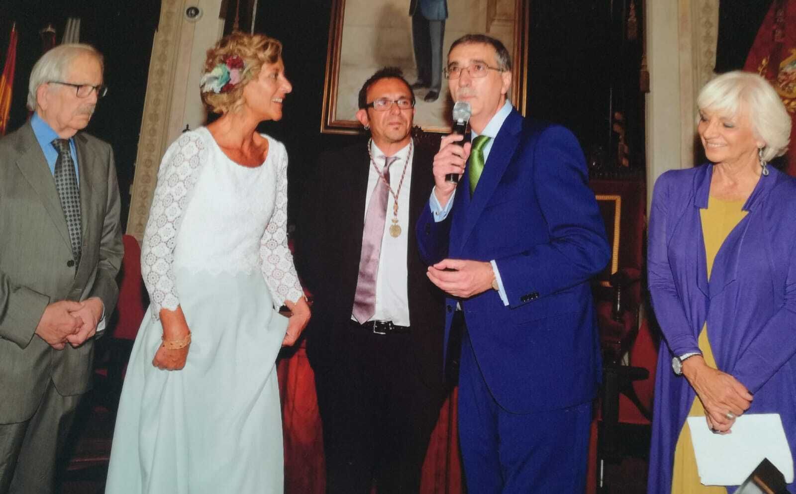 Los tres alcaldes que ha tenido Cádiz en democracia casaron a Juan Manzorro con su mujer, Mónica, ante lo que se siente "eternamente agradecido".