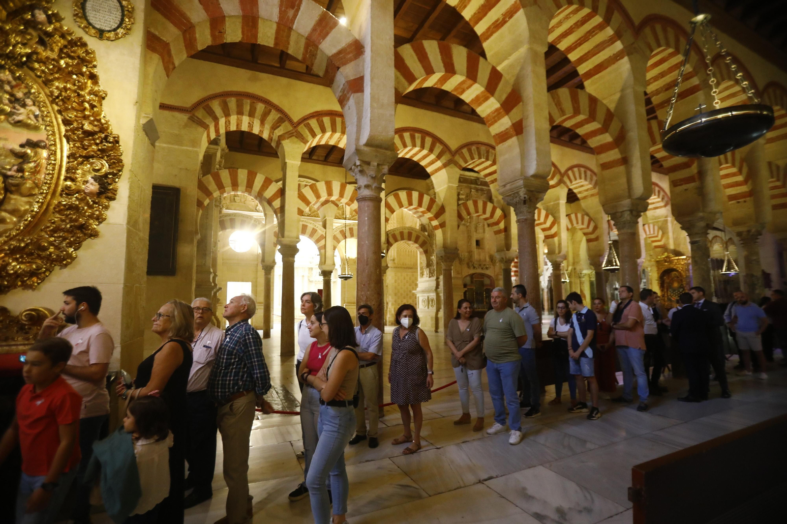El solemne besamanos de la Virgen de la Paz y Esperanza en la Catedral, en imágenes
