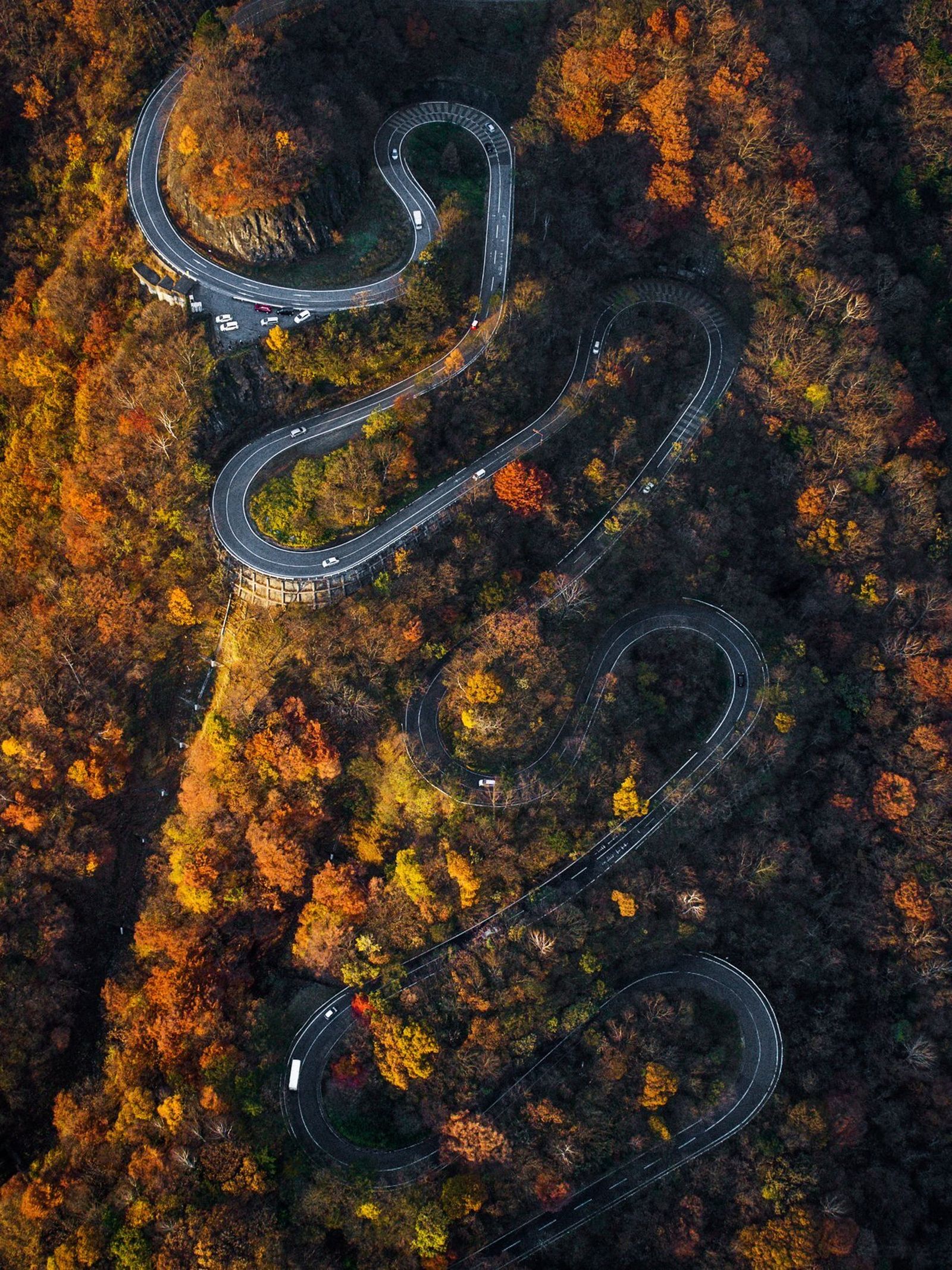 Para quien Irohazaka sea innacesible, en Europa hay lugares míticos tan desafiantes, como Stelvio, Transfăgărășan, Trollstigen... y sin salir de España, Covadonga, Tornavacas...
