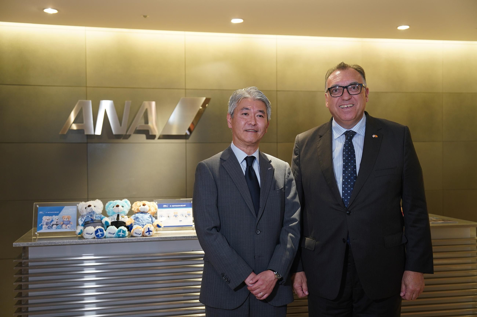 El consejero de Turismo, Arturo Bernal, el vicepresidente mundial de operaciones de All Nippon Airways (ANA), Naohiro Terakawa.