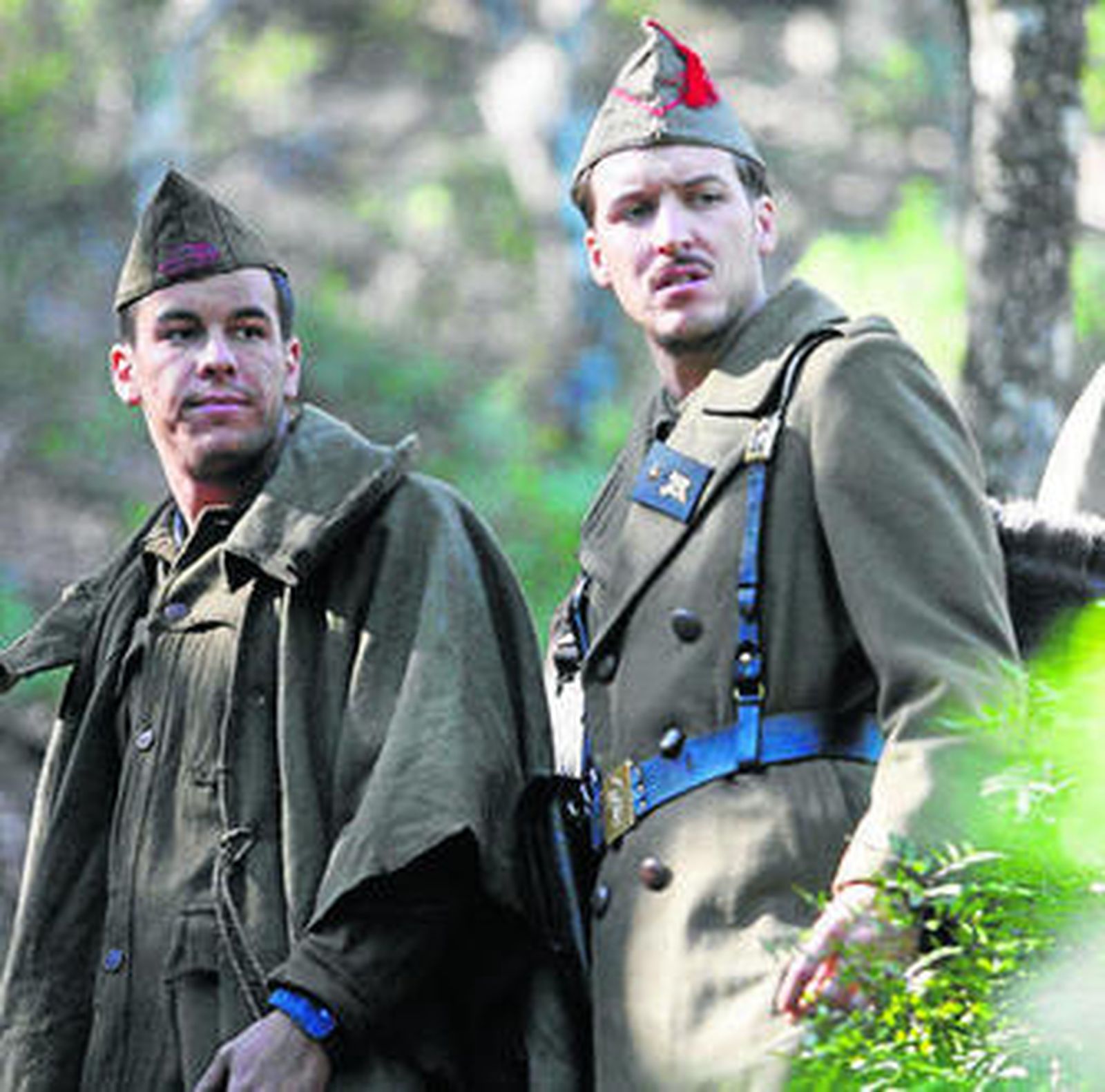 Mario Casas y Jorge Suquet, en el rodaje de 'La mula' en la sierra de Montoro en Córdoba.