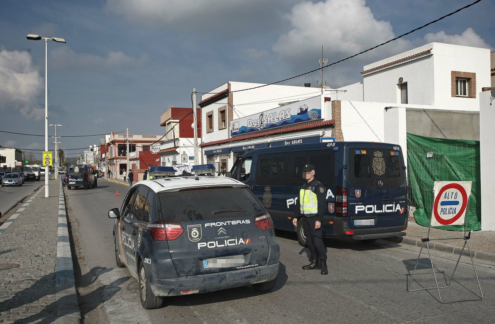 Un control policial en La Línea.