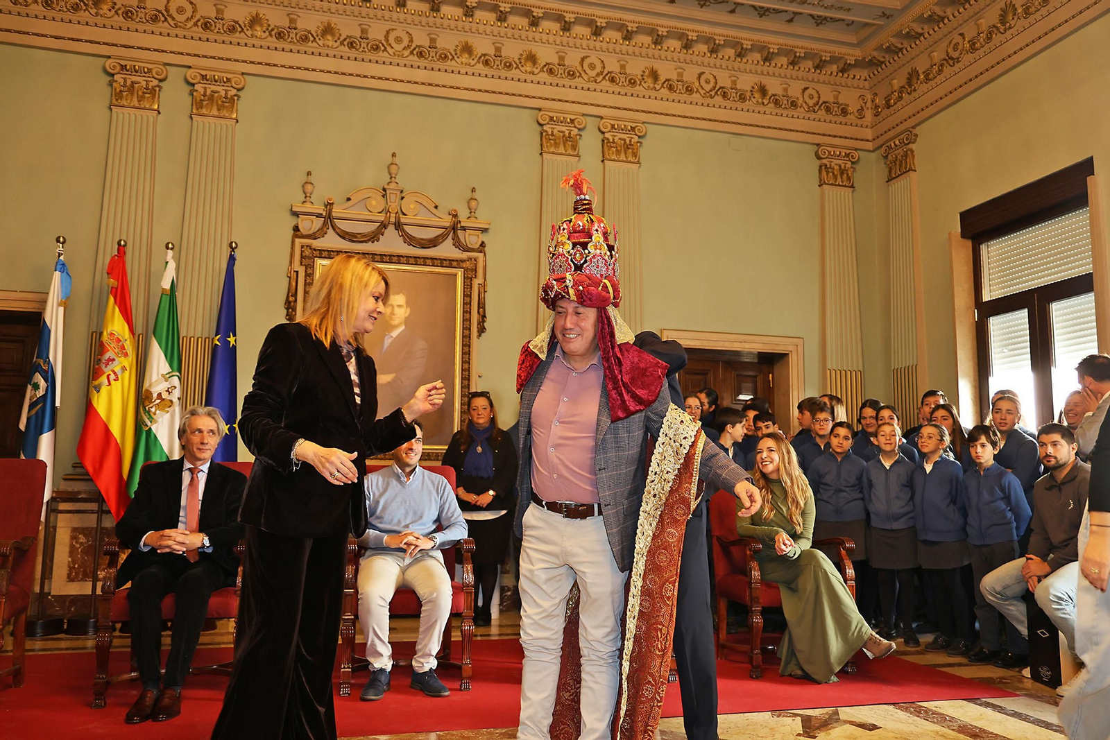 Sus Majestades Los Reyes Magos son coronados en el Ayuntamiento de Huelva