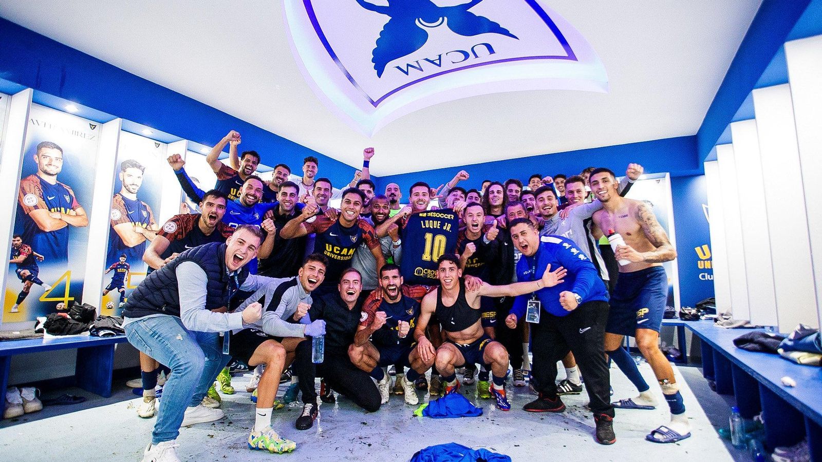 La plantilla del UCAM Murcia festeja su liderato en los vestuarios de La Condomina La plantilla del UCAM Murcia festeja su liderato en los vestuarios de La Condomina