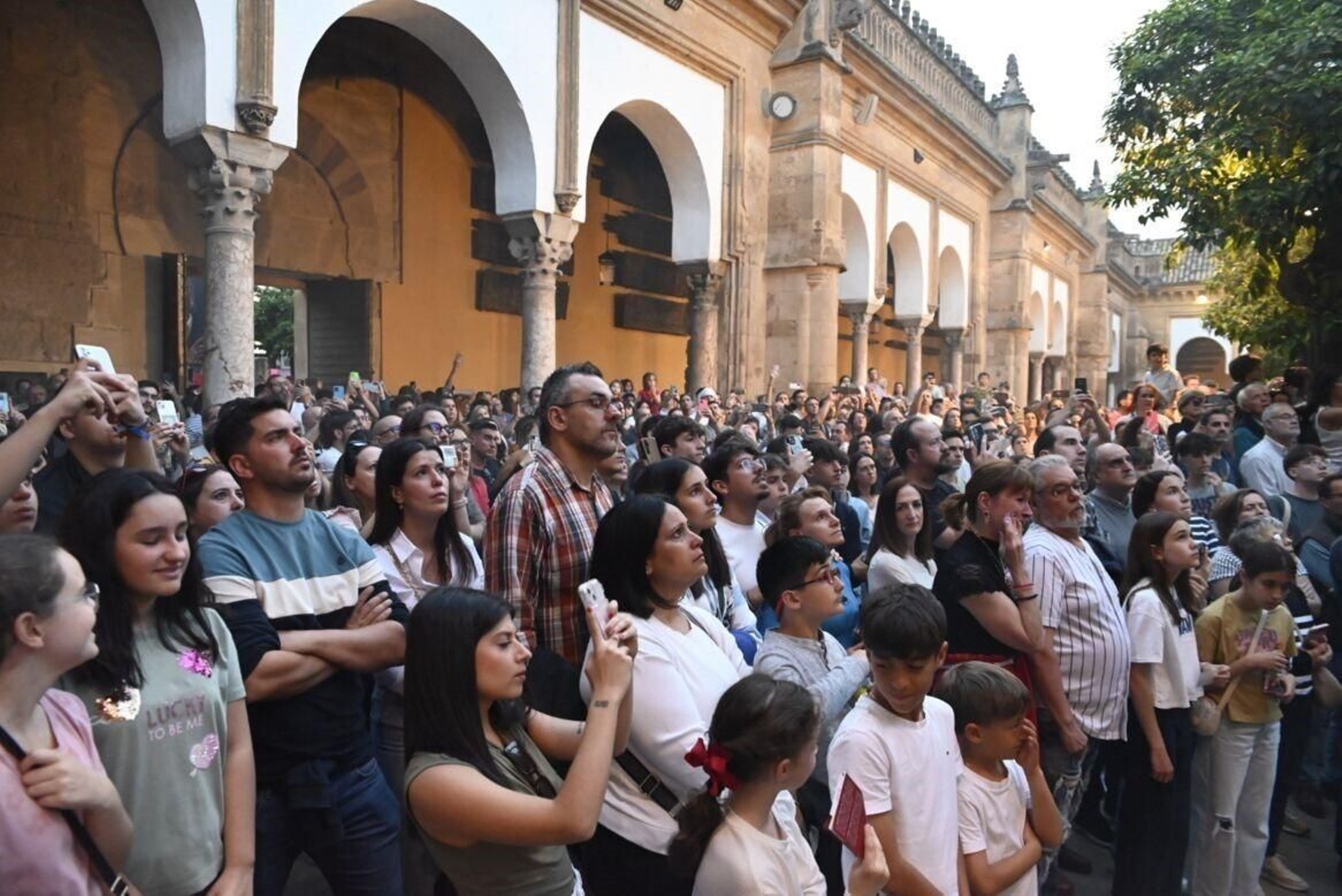 La Presentación al Pueblo de Córdoba a su paso por la Catedral en este Sábado de Pasión, en imágenes