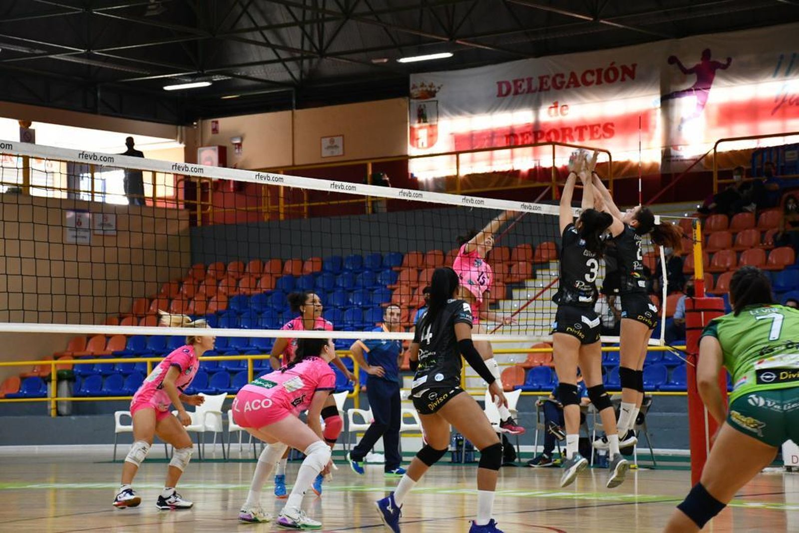 El doble bloqueo nazareno frena un ataque del Kiele.