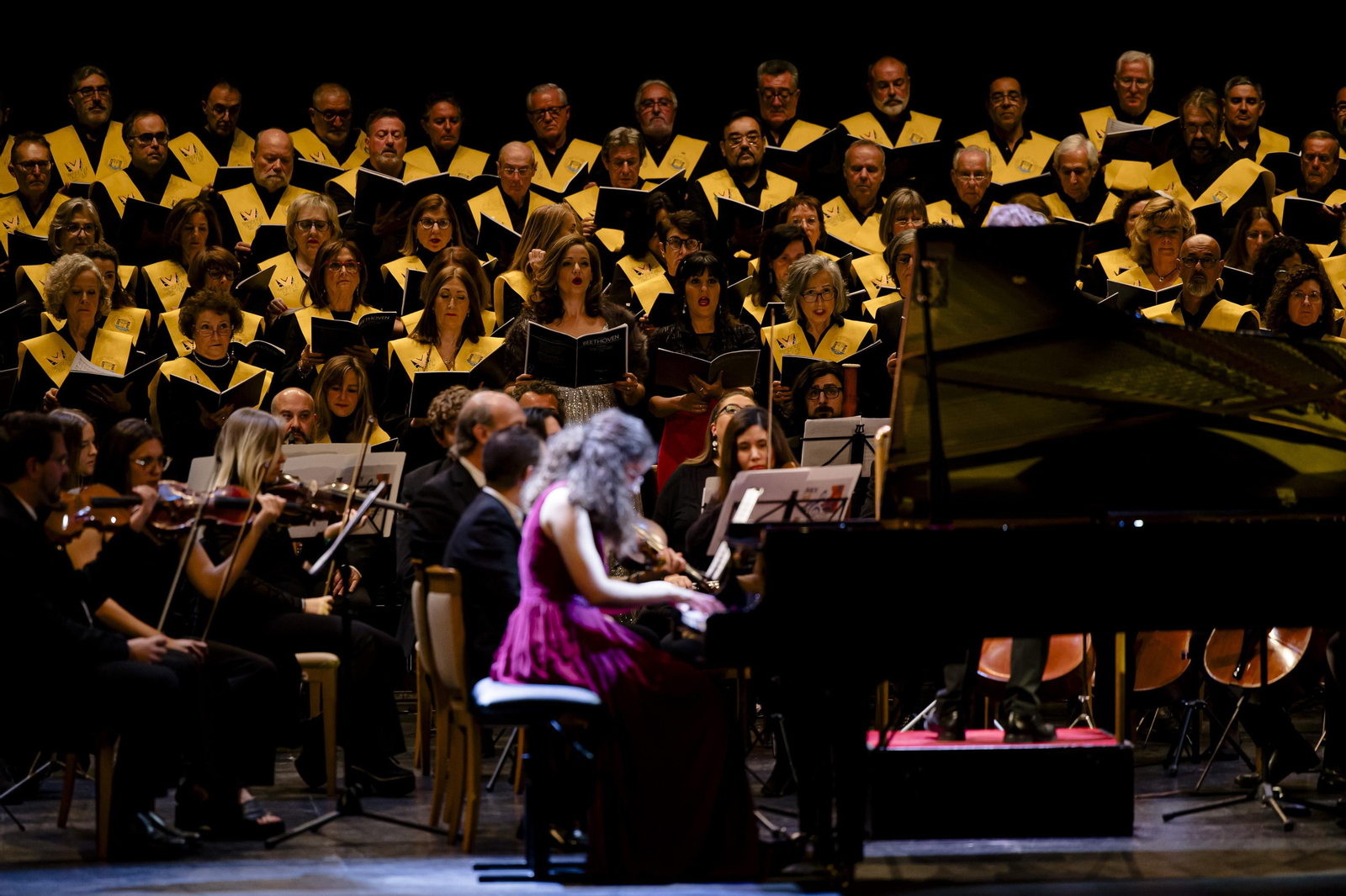 La pianista gaditana Carla Román durante su concierto de Navidad en el Falla junto a la Coral de la UCA y la Orquesta Álvarez Beigbeder.