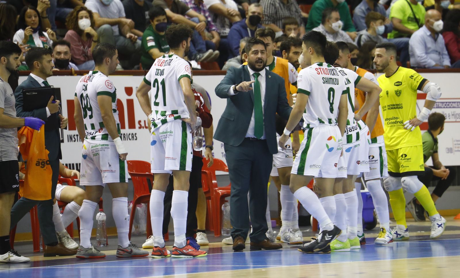 Josan González da órdenes a sus jugadores durante un tiempo muerto.