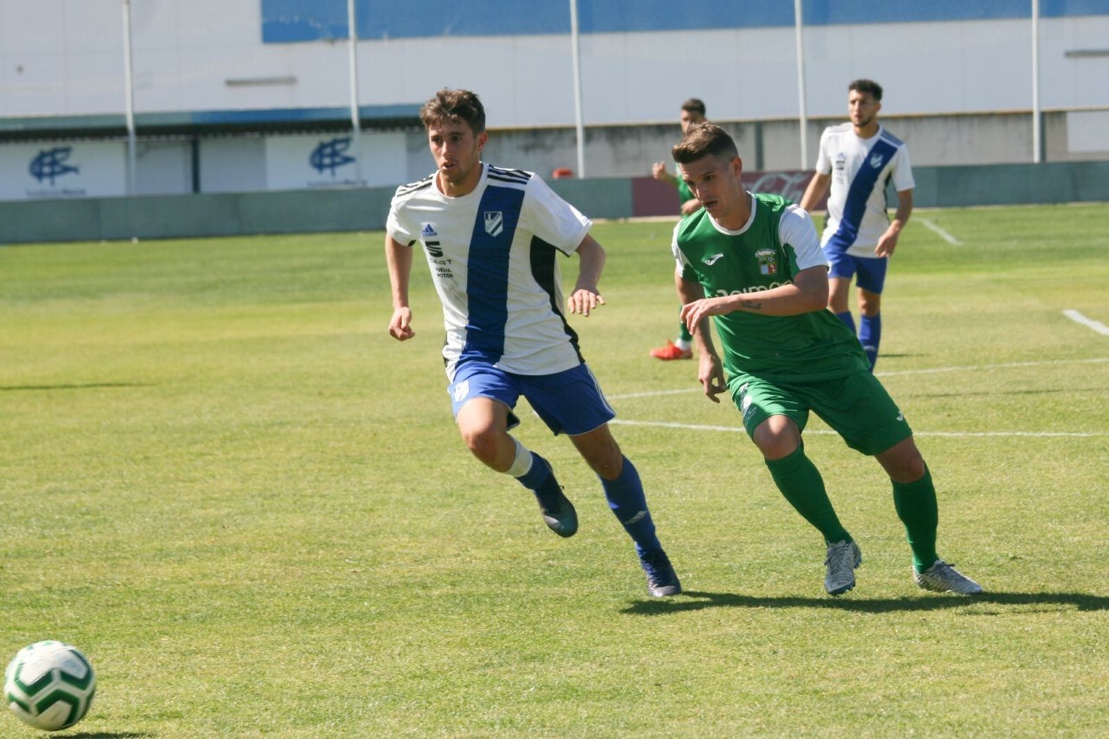 Ponce y un jugador del Guadalcacín aceleran en busca del esférico.