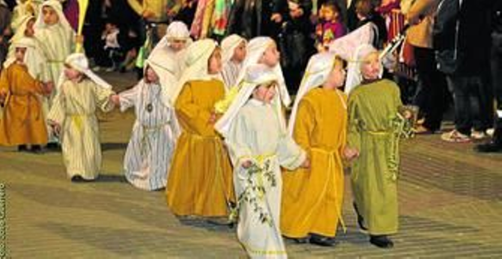 Un grupo de pequeños vestidos con sus trajes de hebreos en la procesión de ayer tarde.