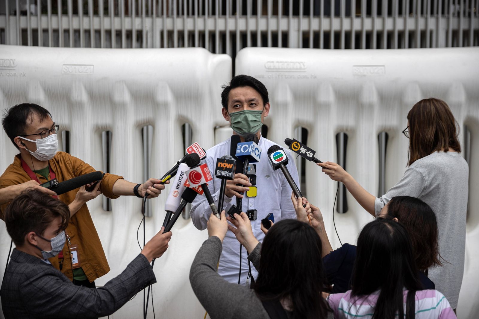 Lo Kin-hei, presidente del Partido Demócrata, haciendo declaraciones a los periodistas este martes  en Hong Kong.
