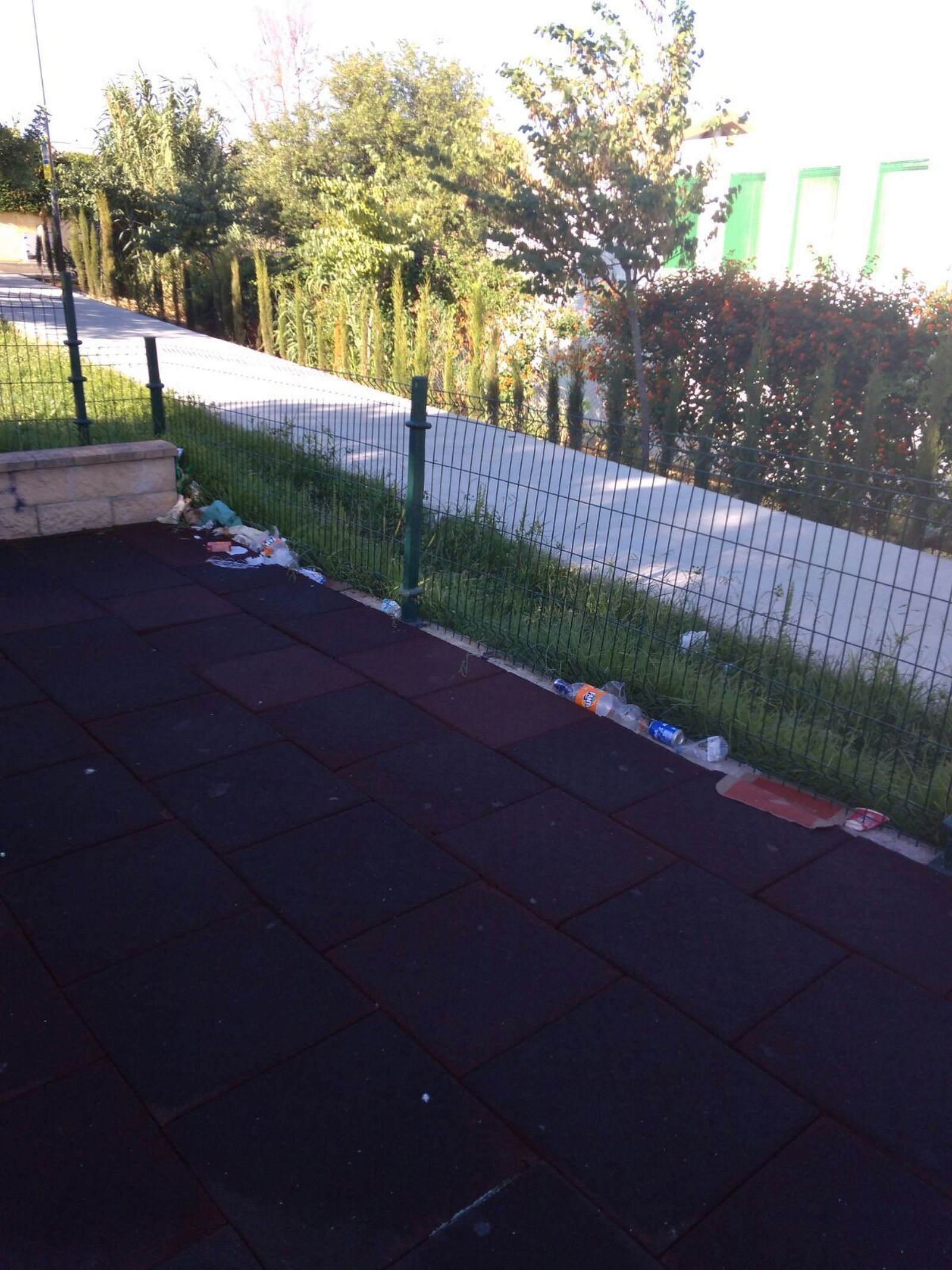 La basura, dentro del parque limitando con el vallado.