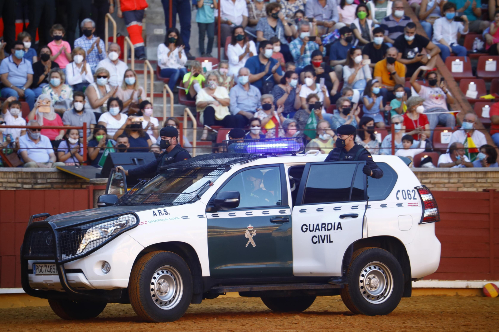 La impresionante exhibición de la Guardia Civil en la plaza de toros de Córdoba, en fotografías