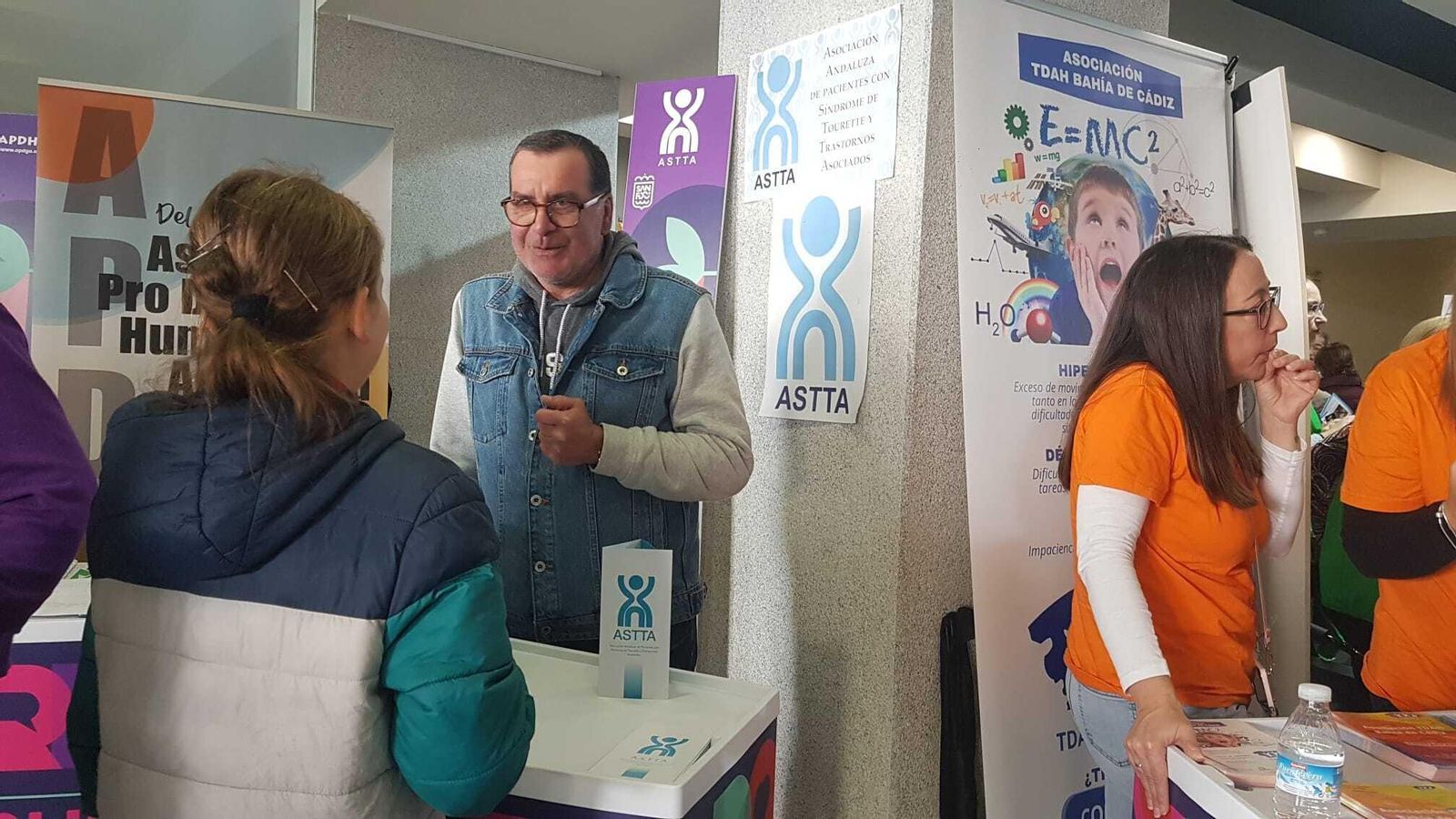 Una de las entidades explica su labor a una persona, en el encuentro de voluntariado de San Fernando.