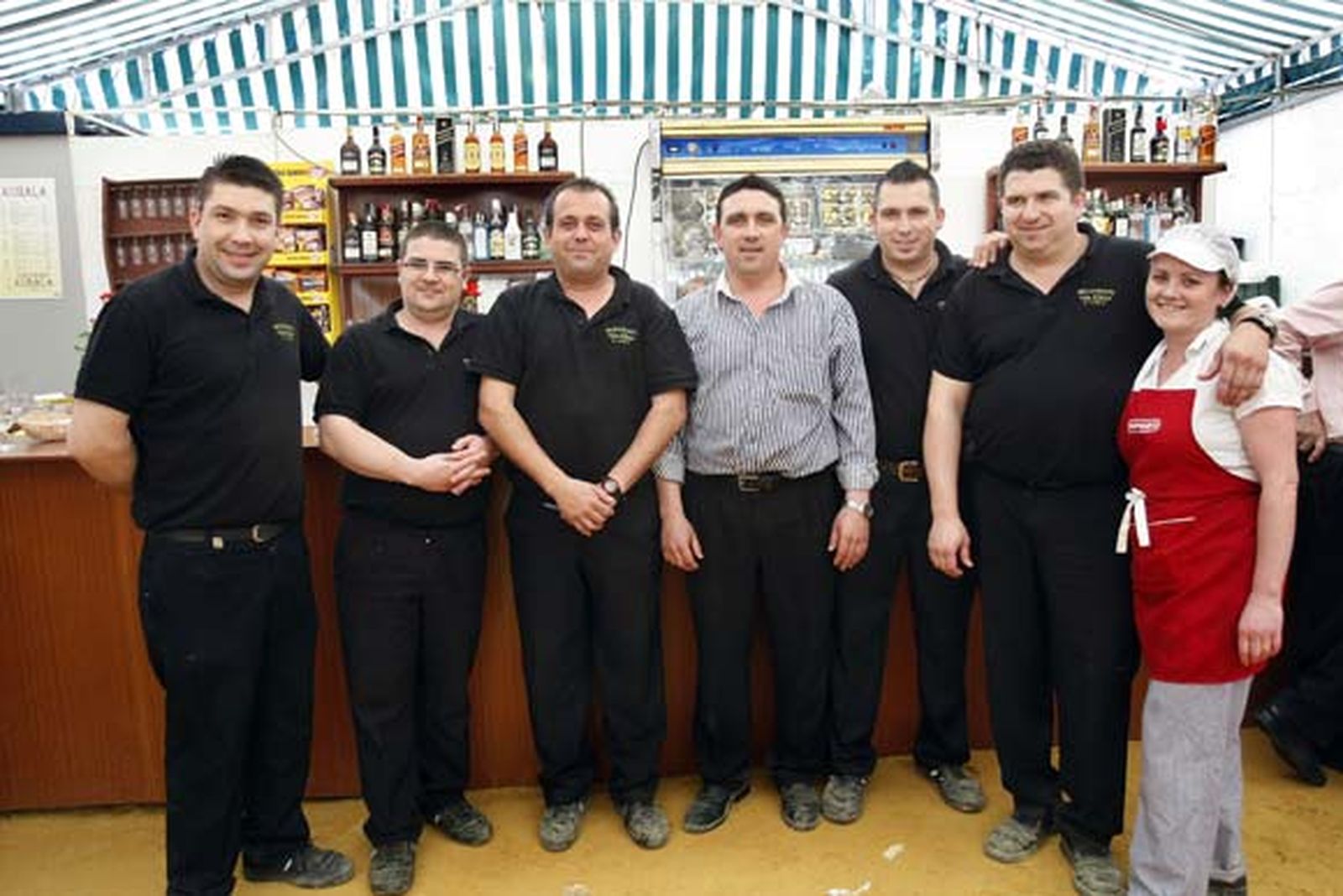 El equipo del Catering Kubala, que atiende la caseta de Amigos de Diario, ayer al completo con su propietario, Miguel Ángel Sánchez Alcón, al frente. También atienden la caseta Los del Homenaje.

Foto: Fito Carreto