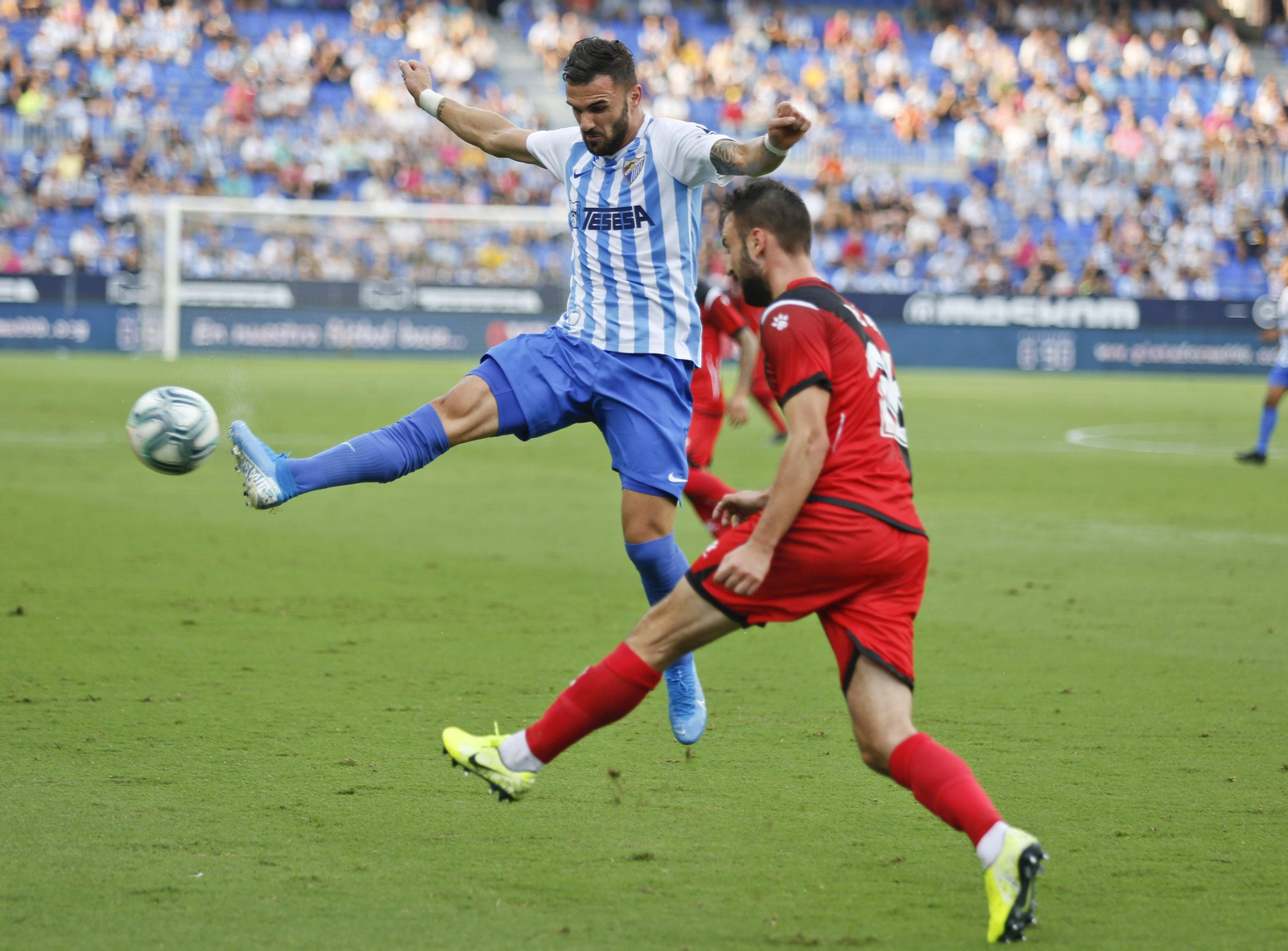 Sadiku presionando para robar el balón.