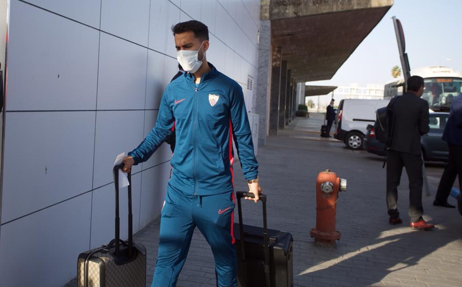 Suso, antes de tomar un vuelo con la expedición del Sevilla.