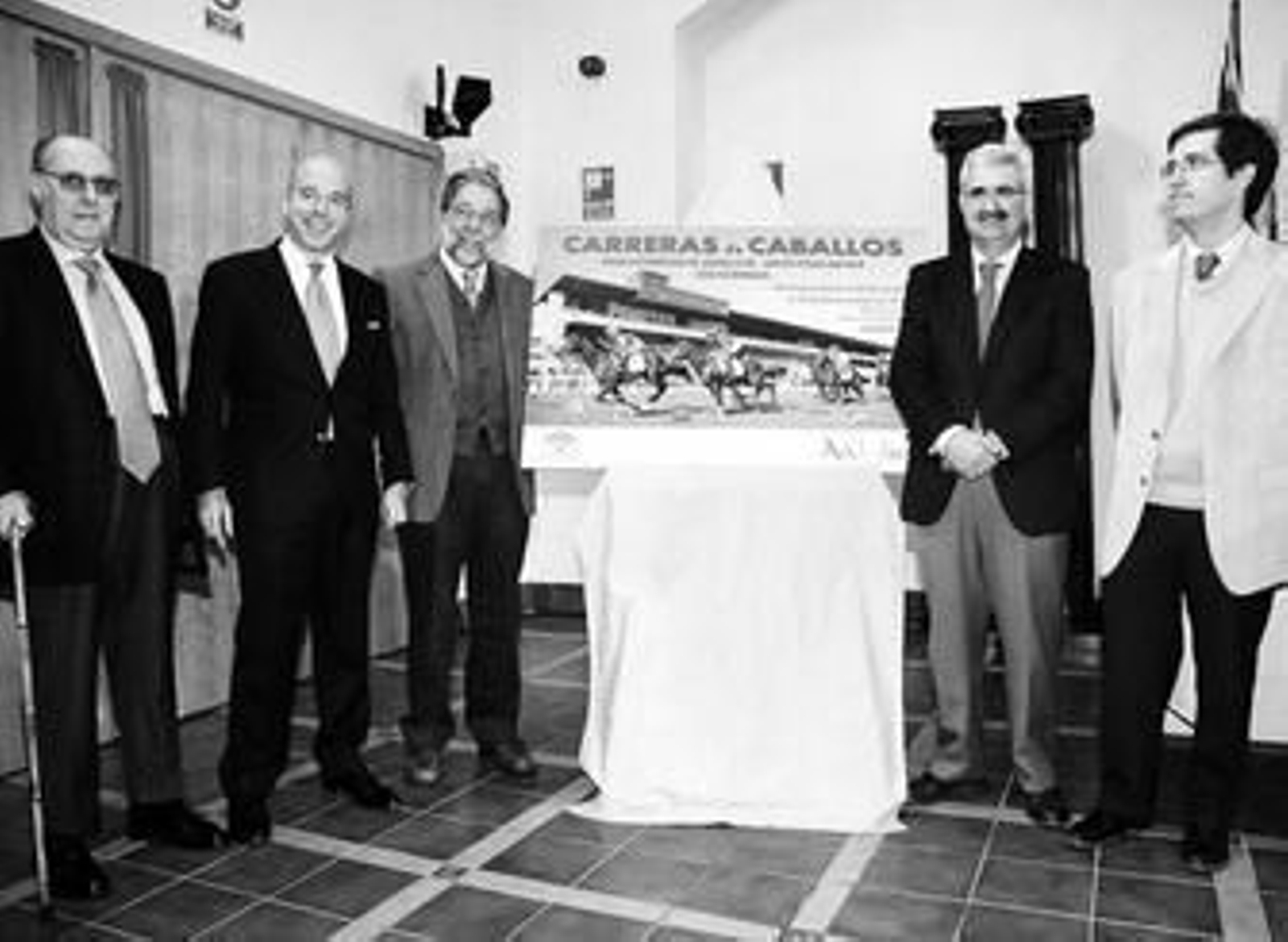 Los representantes políticos posan con el cartel de la temporada.