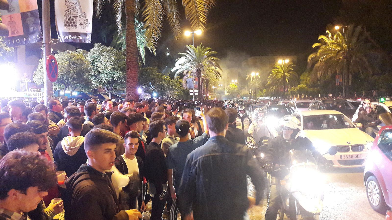La avenida Álvaro Domecq, abarrotada durante la noche del viernes.