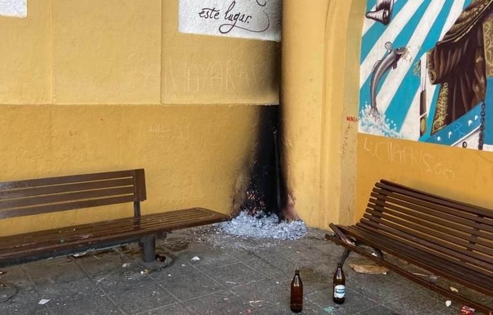 Una hoguera en la fachada de la Iglesia de San Roque de Almería.