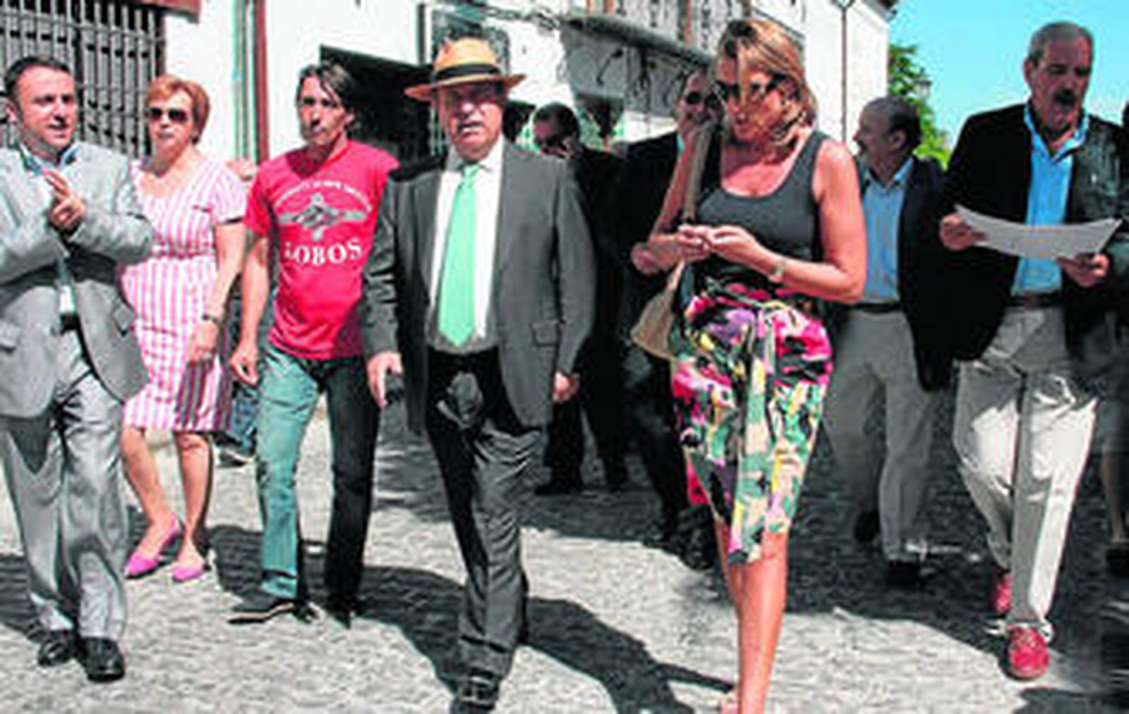 El alcalde junto a la concejal de Urbanismo, durante la visita a la calle Pagés, en el Albaicín.