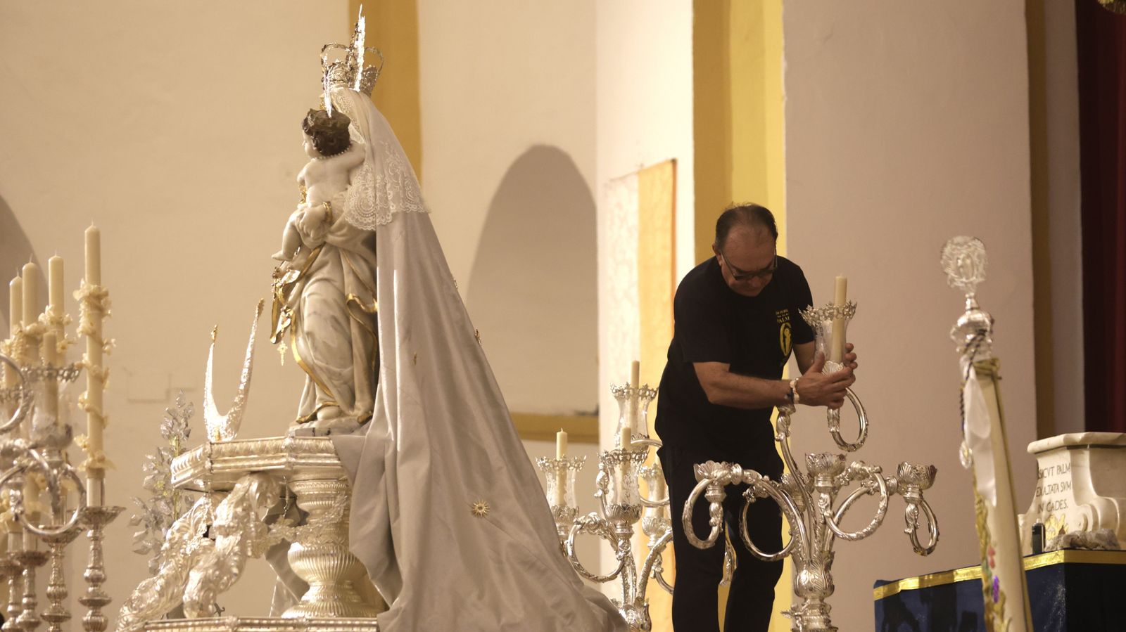 Preparativos en las iglesias de Algeciras para la Magna Mariana, en imágenes