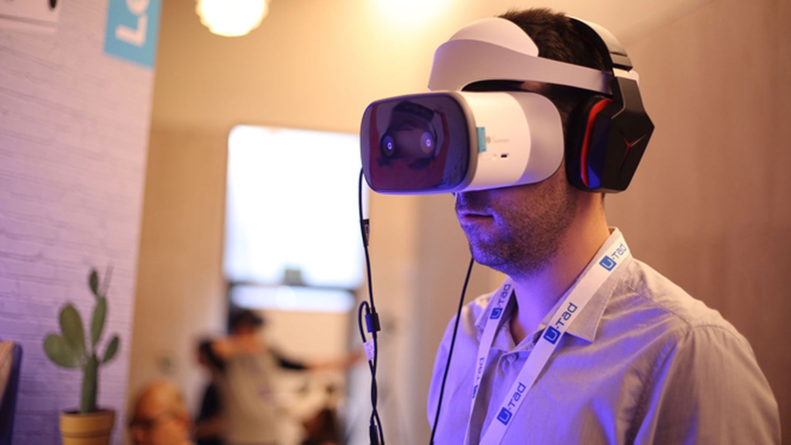 Un usuario con unas gafas de realidad virtual.