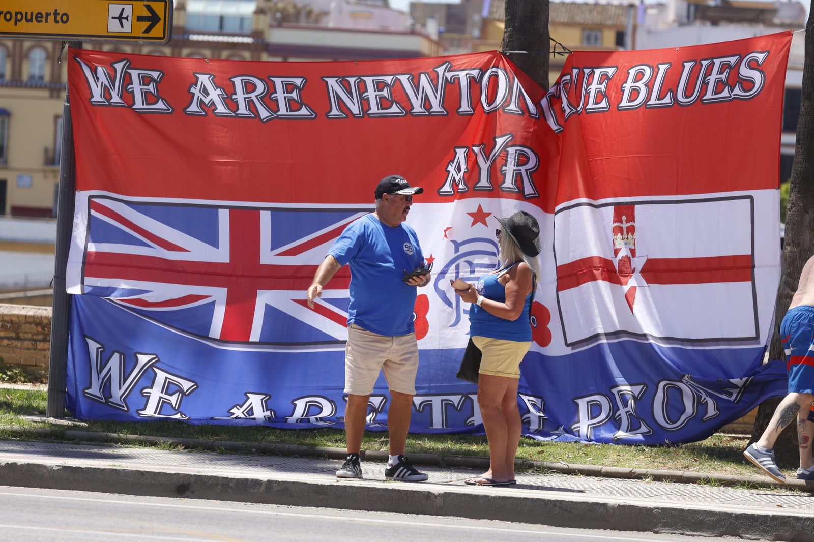 Aficionados escoceses disfrutan del sol y la cerveza de Sevilla