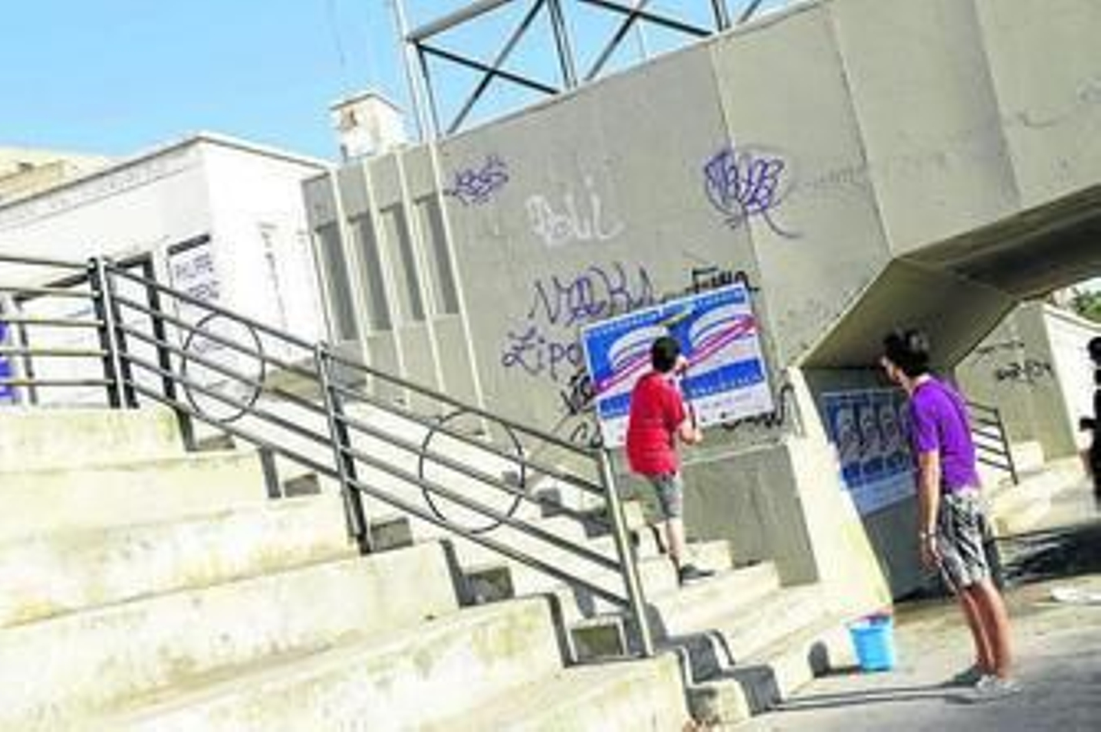 Instalación de los carteles, ayer, junto al CAC.