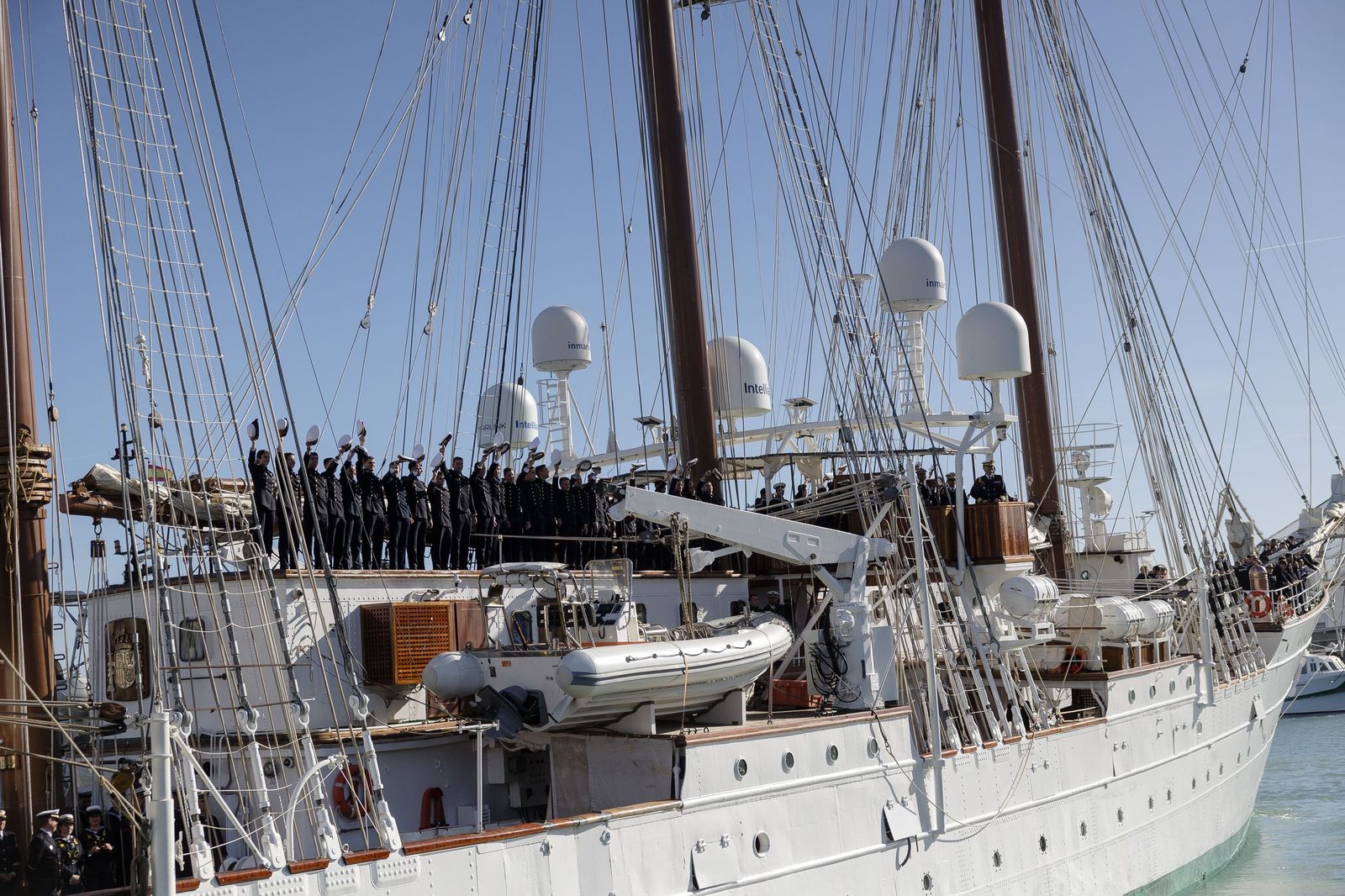 Las imágenes de la despedida del Juan Sebastián de Elcano