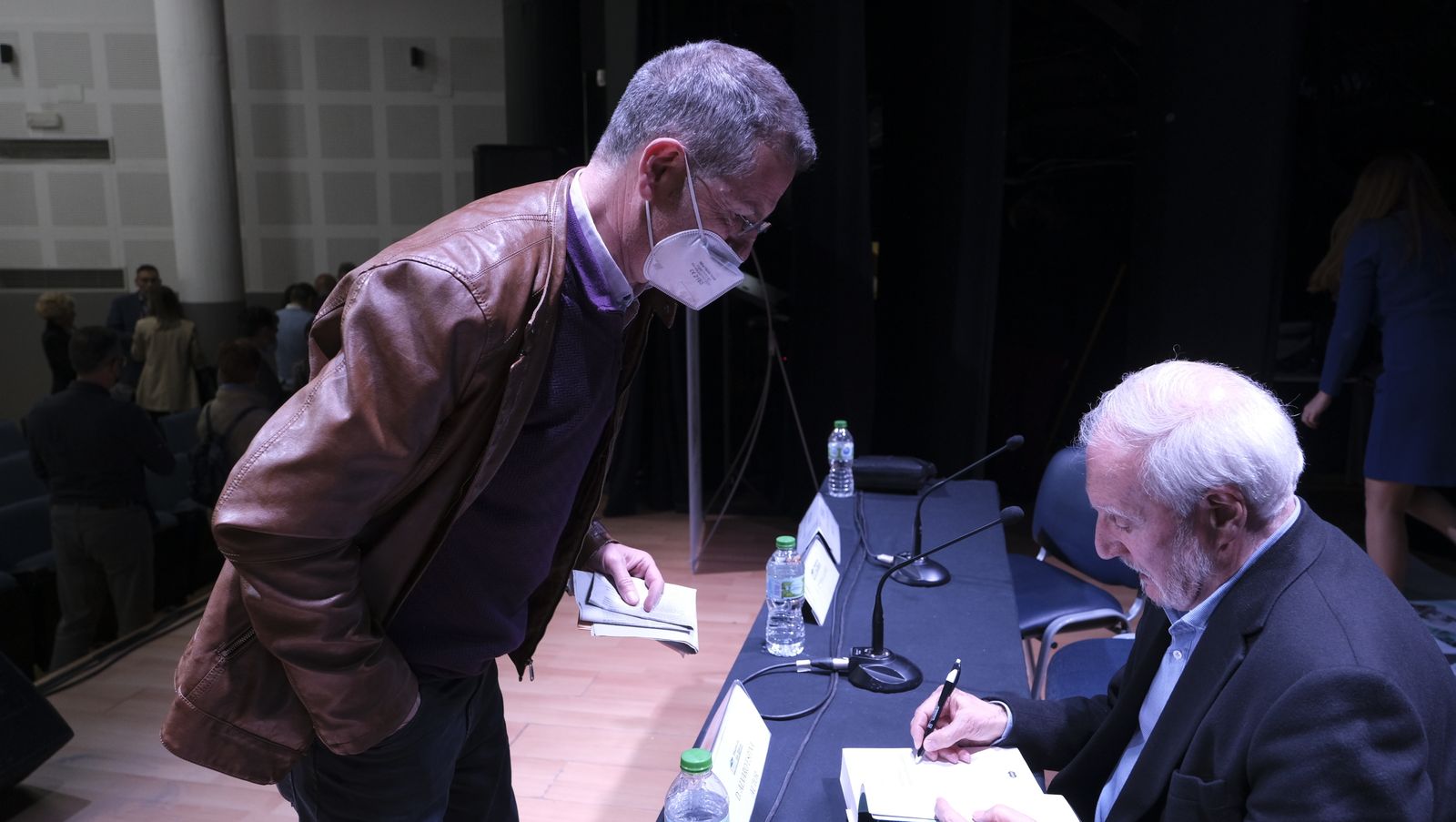 Imágenes del Diario de los Libros, con el escritor Álvaro Espina. Almería.