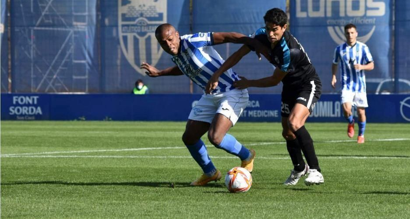 Masllorens forcejea con Vinicius Tanque, este domingo en Palma de Mallorca