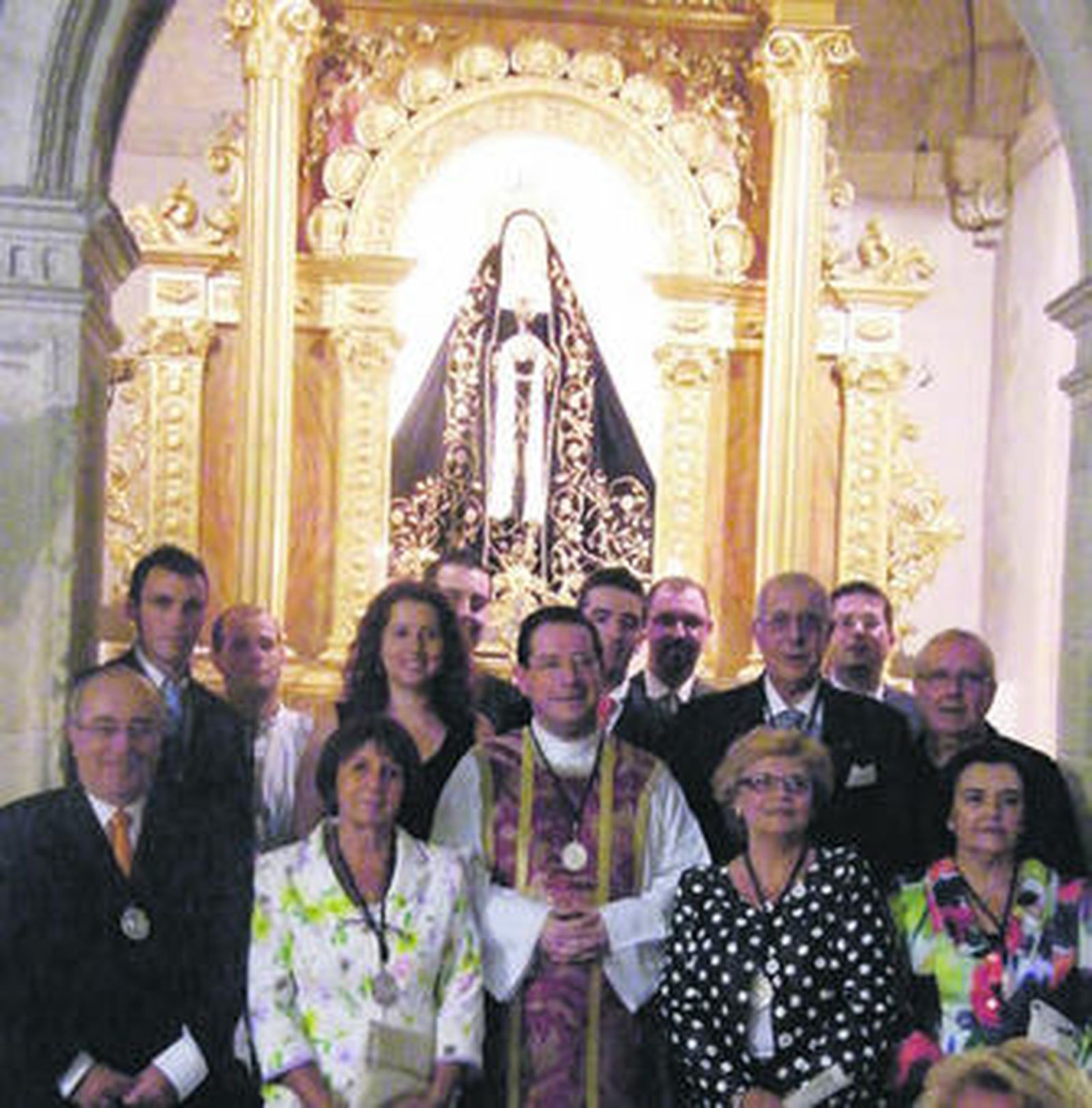 Los miembros de la junta de la Soledad posaron en esta primera foto llenos de felicidad y de ilusión.