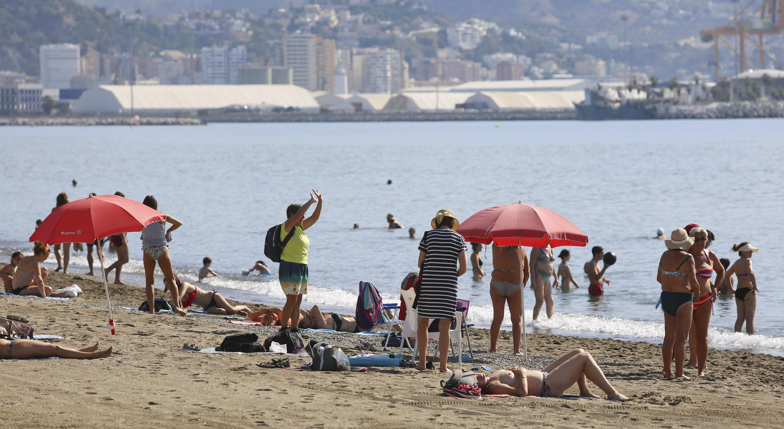 Fotos de la playa de La Misericordia con julio a la vuelta de la esquina Fotos de la playa de La Misericordia con julio a la vuelta de la esquina