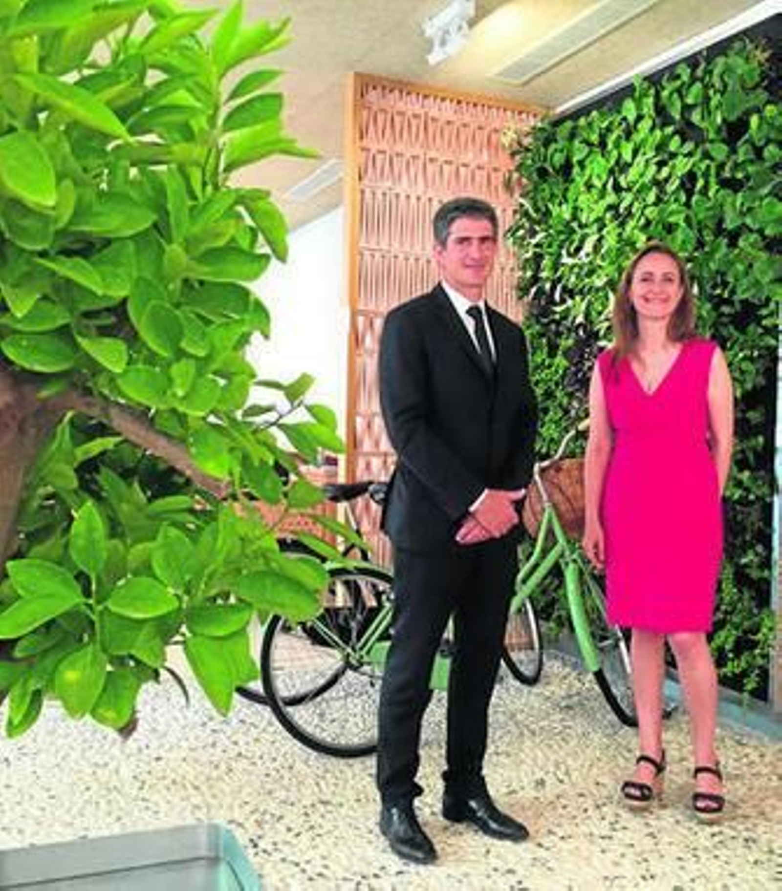 Mikel García-Prieto, director de Triodos en España, e Isabel Sánchez, directora de la red comercial, ayer.
