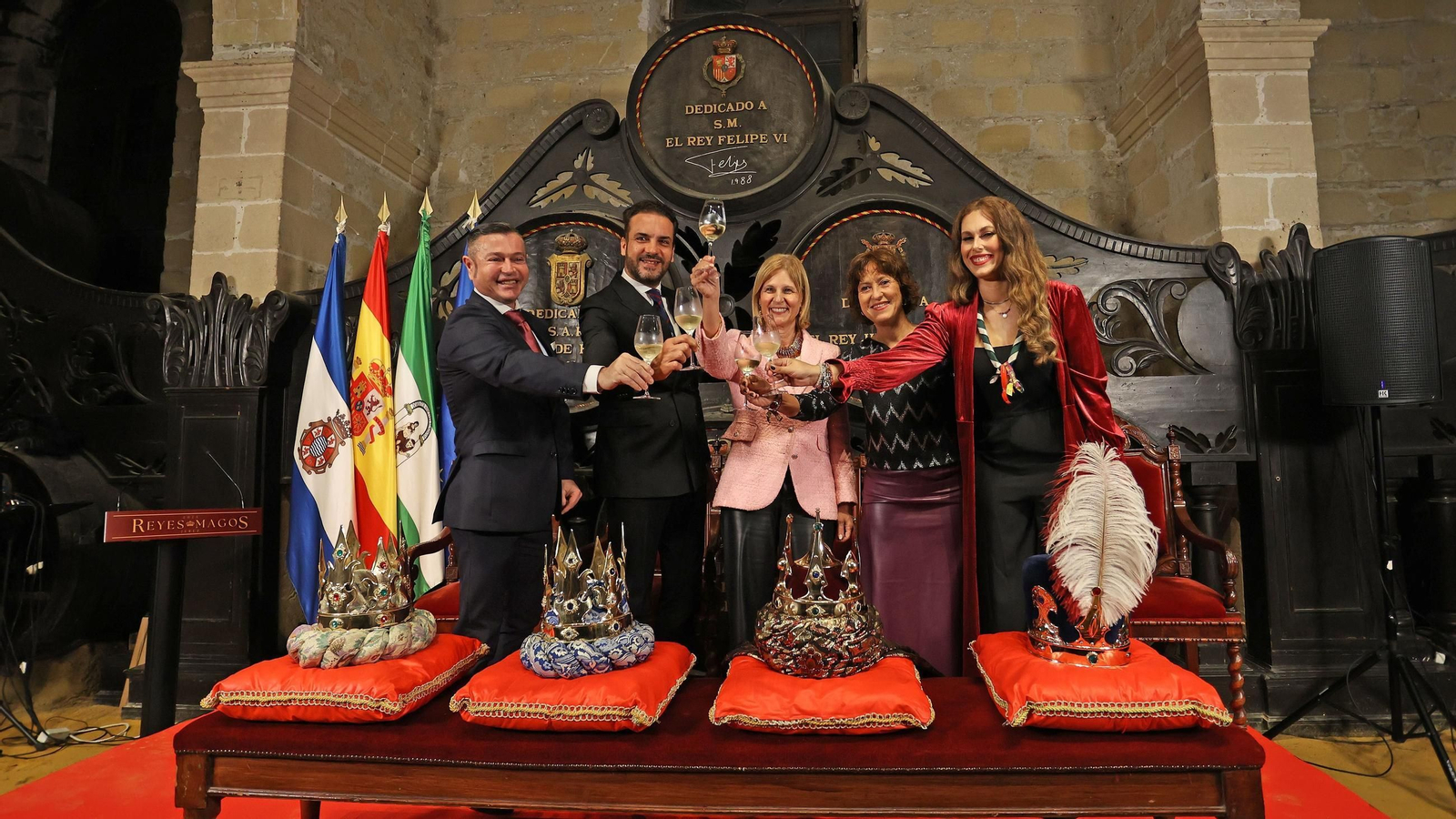 María José García-Pelayo, brindando con los representantes de Sus Majestades y la Cartera Real. María José García-Pelayo, brindando con los representantes de Sus Majestades y la Cartera Real.