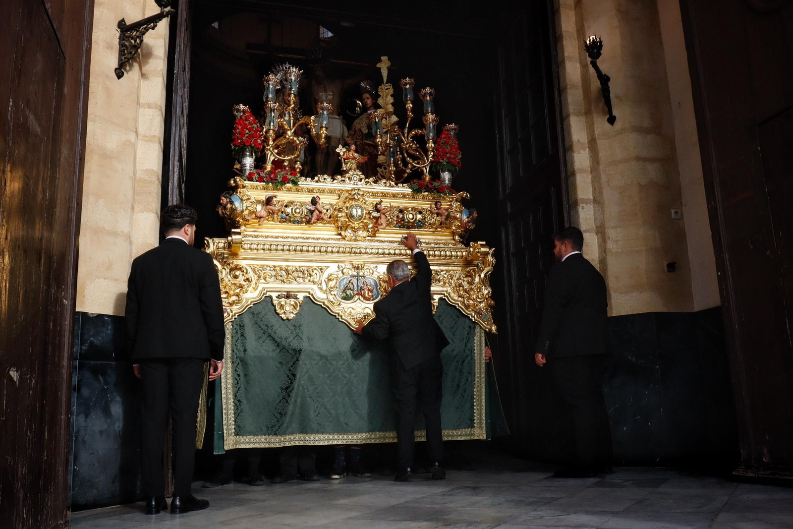 Imágenes de la salida de la Vera Cruz en la Semana Santa de Chiclana 2025