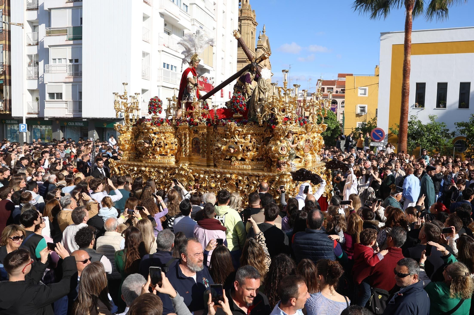 Las mejores imágenes del Lunes Santo en Huelva: Hermandad de las Tres Caídas